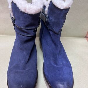Ladies navy short boots . Worn once . Sz9 smoke free home